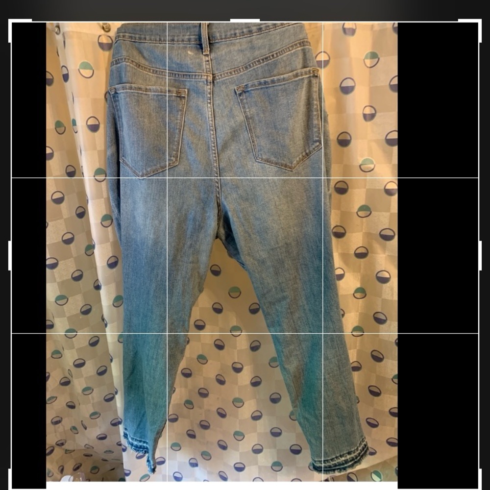 Light weight Old Navy Curve skinny,distressed jeans. - Picture 8 of 9